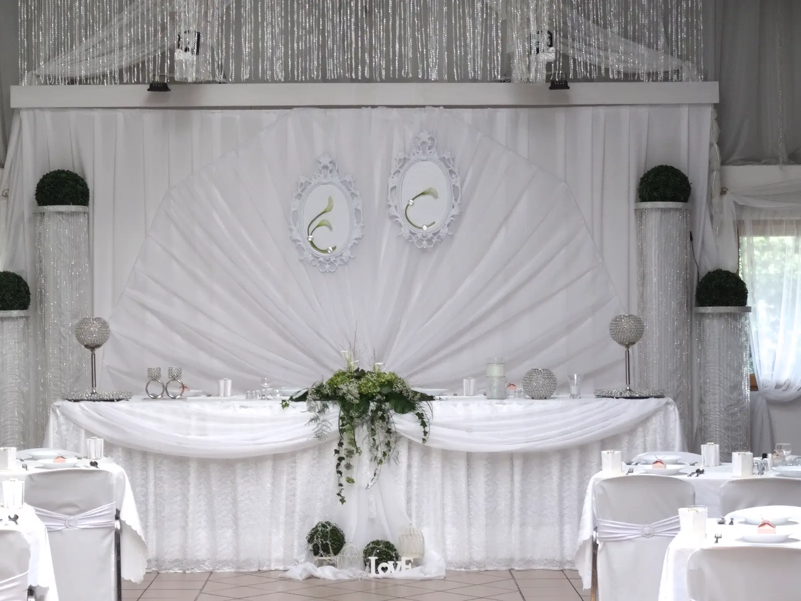 Brauttisch mit weißer Deko und Blumen