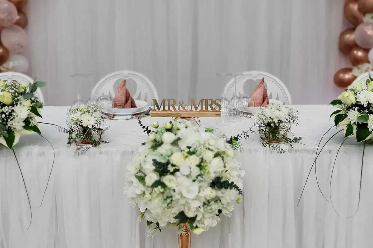 Brauttisch mit Mr & Mrs Schriftzug, Tüllrock und Rosegold-Ballons