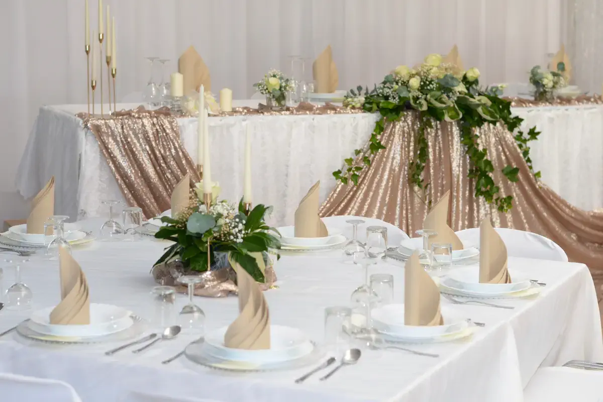 Gedeckter Tisch mit Blumen und Kerzen