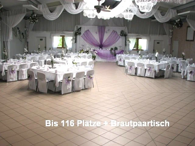 Bestuhlungsplan der Eventhalle Partyland für 116 Plätze + Brauttisch