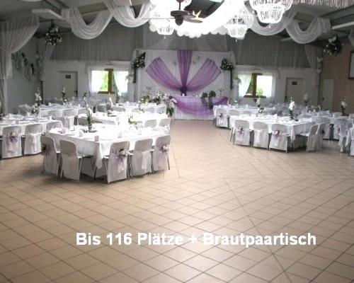 Beispiel-Tischordnung für 116 Gäste mit zentralem Brauttisch – klassische Anordnung in der Eventhalle Partyland in Wilhermsdorf