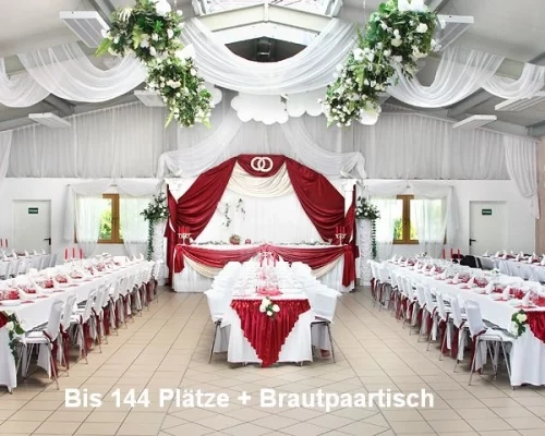 Mischung aus Reihen- und Blockbestuhlung bei 150 Gästen – strukturierte Tischordnung in der Eventhalle Partyland