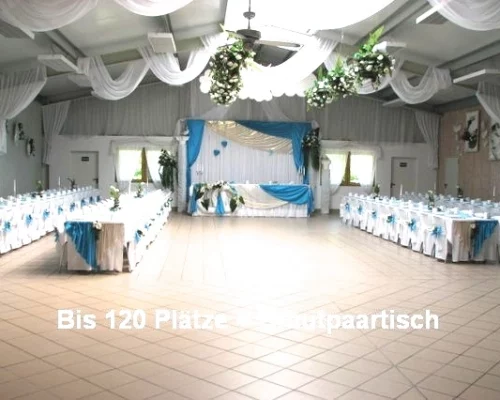 Offene Tischordnung mit Gruppentischen für 120 Gäste – kommunikatives Sitzkonzept in der Eventlocation Partyland