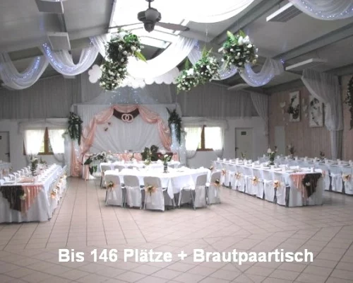 Flexibel kombinierte Tischordnung mit diagonalem Aufbau für 146 Gäste – kreative Sitzlösung in Partyland Wilhermsdorf